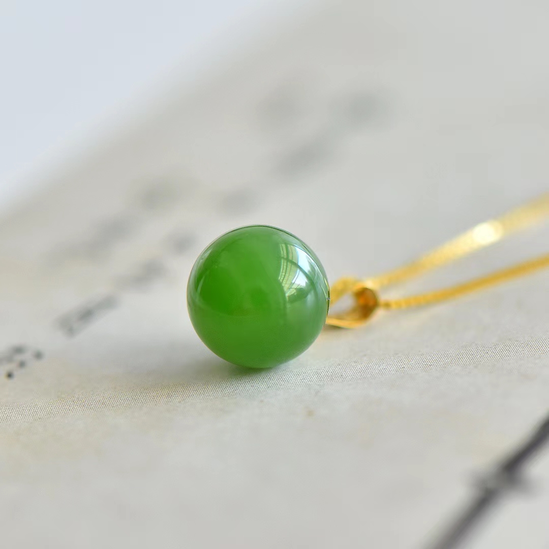 新款50090纯天然碧玉转运珠吊坠 纯18k金扣精致镶嵌 颜色绿超级漂亮