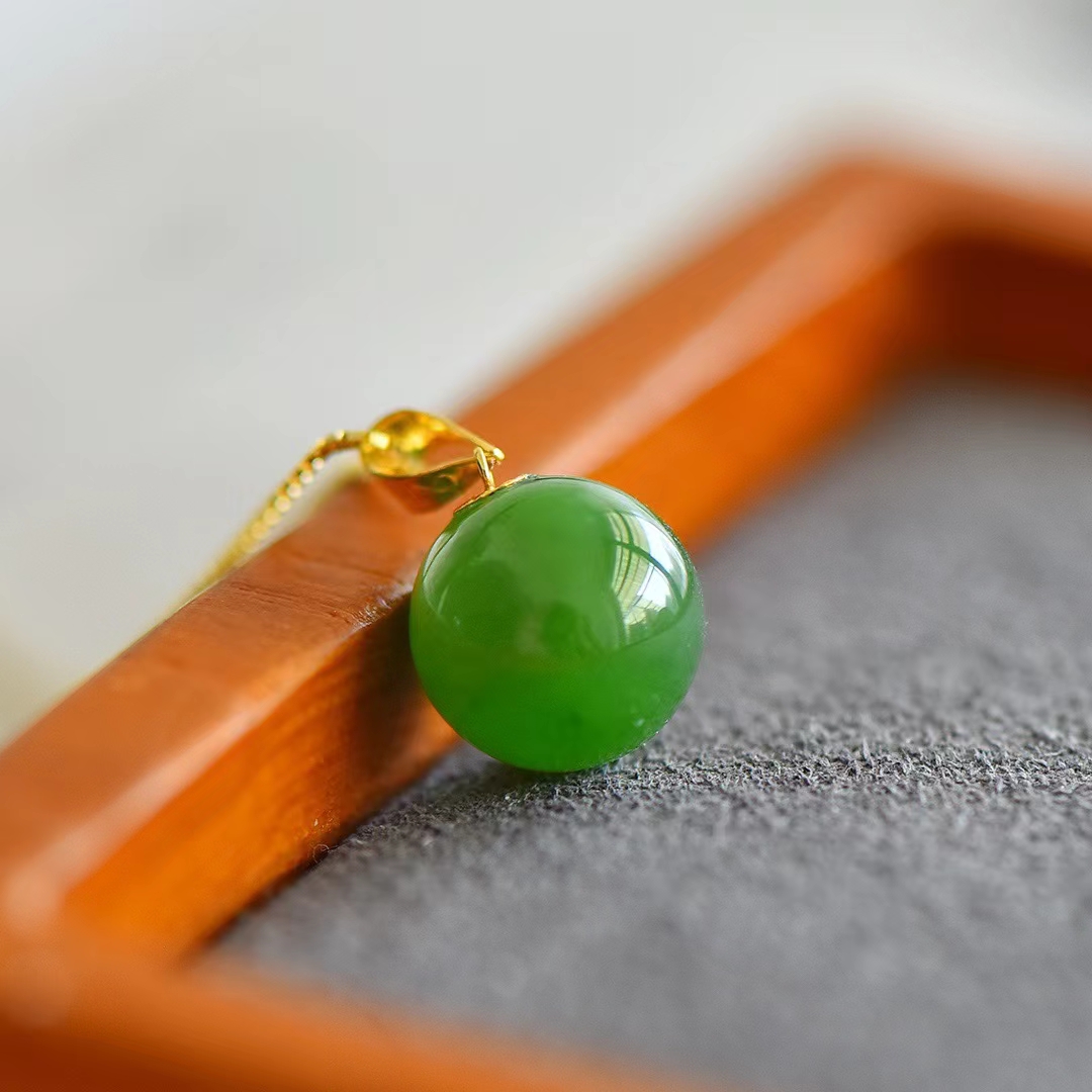 新款50090纯天然碧玉转运珠吊坠 纯18k金扣精致镶嵌 颜色绿超级漂亮