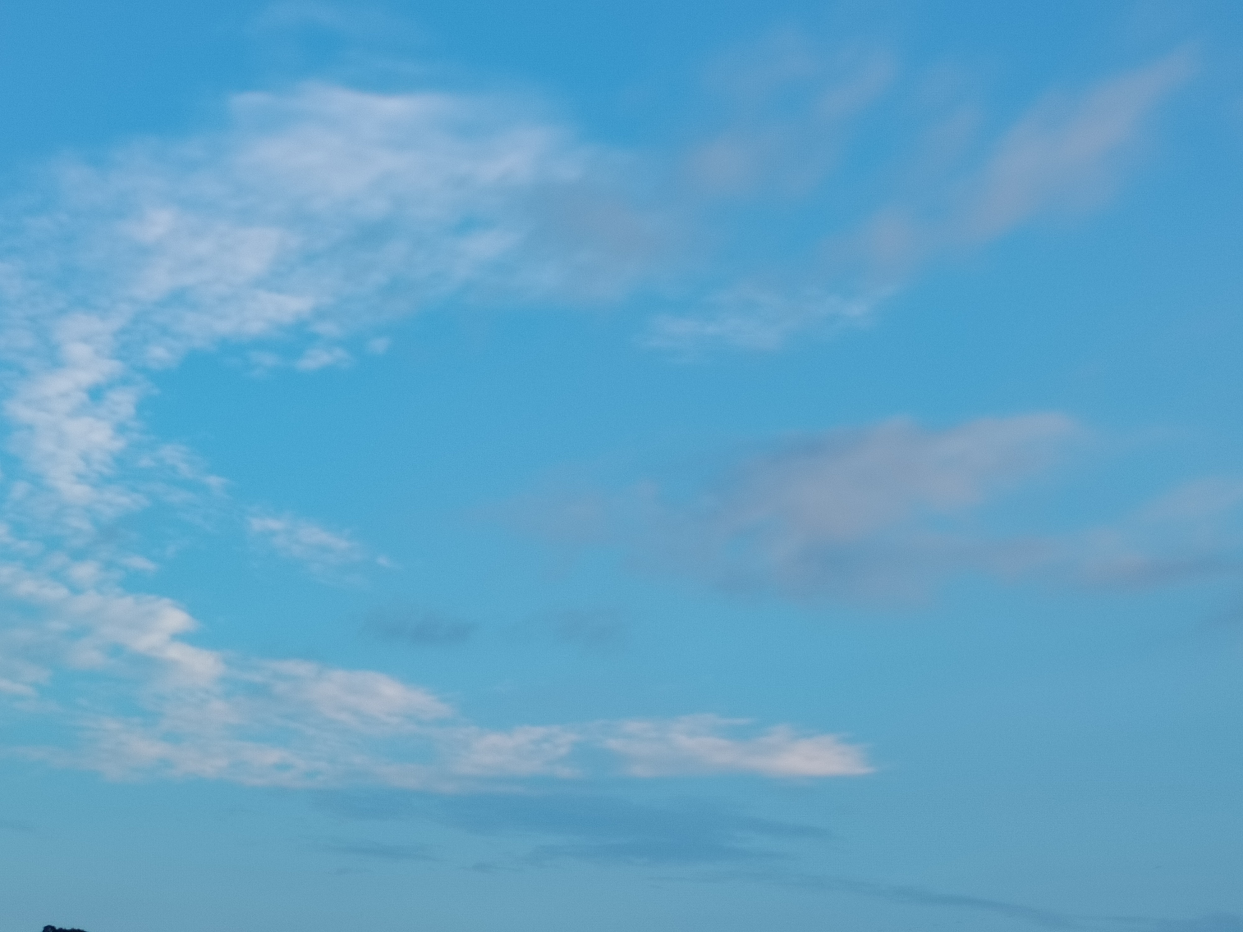 蓝蓝的天空好美呀!
