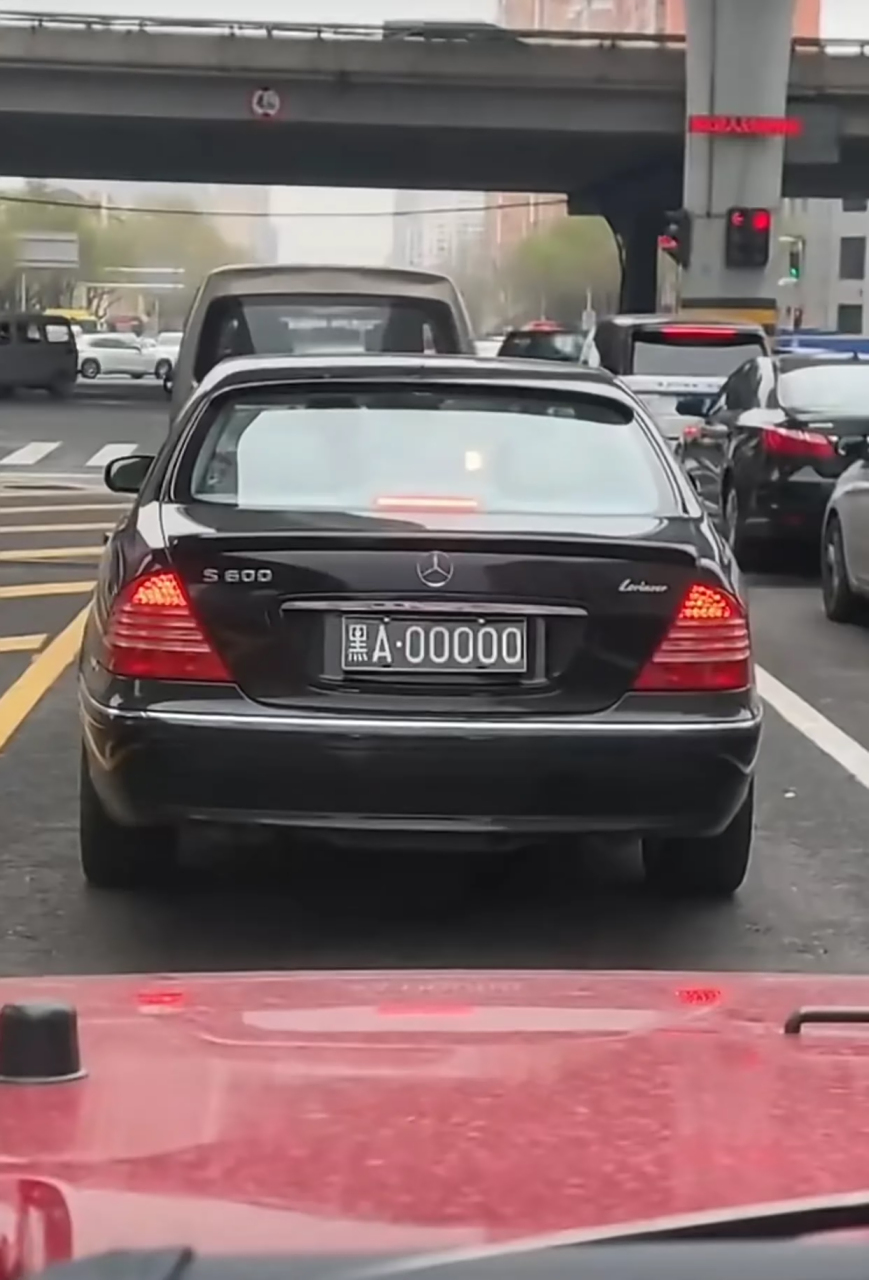 网友问:这辆黑牌车是什么级别?