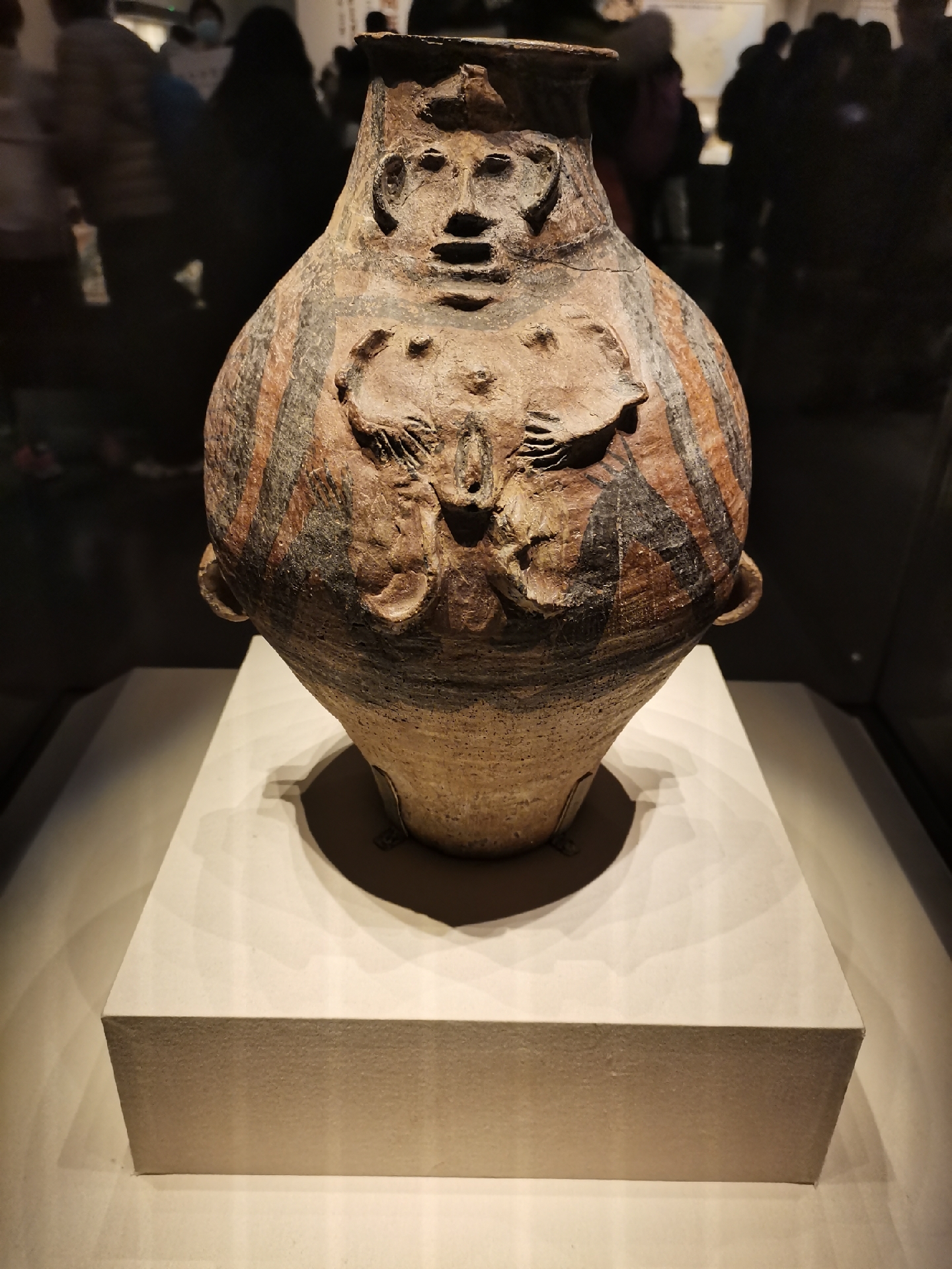 这件裸体浮雕彩陶壶 约公元前3200年 1974年青海乐都柳湾出土  在娃纹