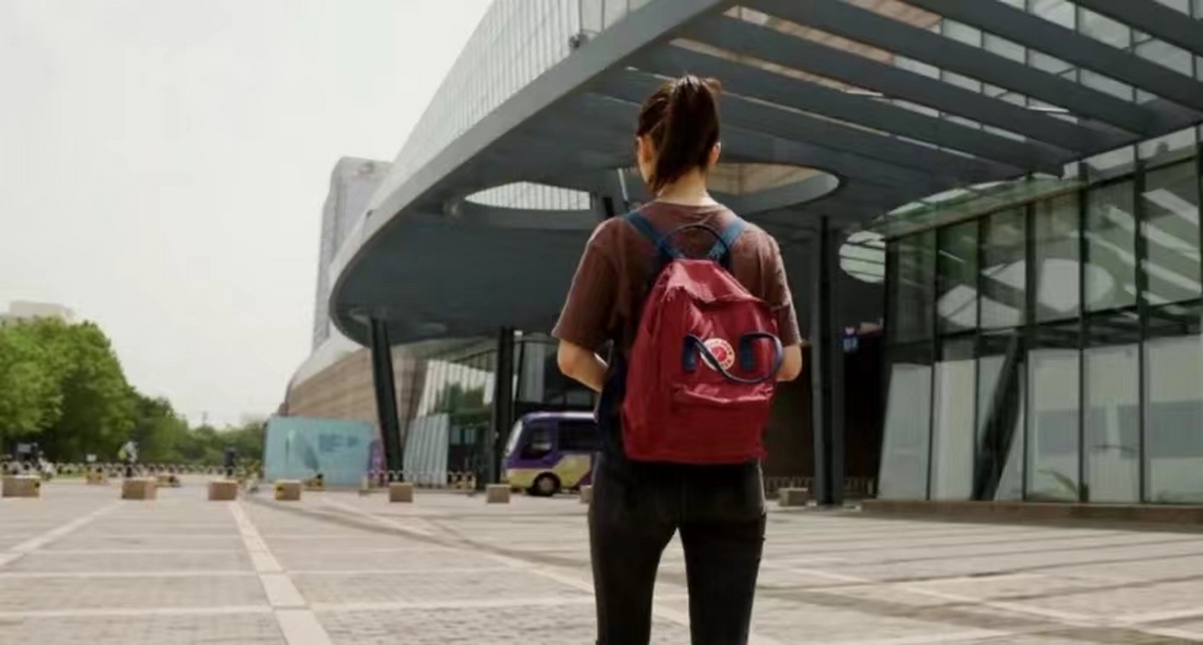 最近引发热议的一个视频就是虚拟人华智冰弹唱的视频,我还特意搜了一