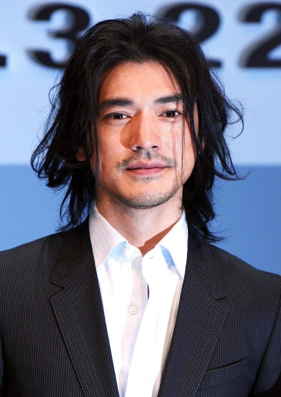 现在,发量少留短更精神,直接快剪,十一元一次,唯一担