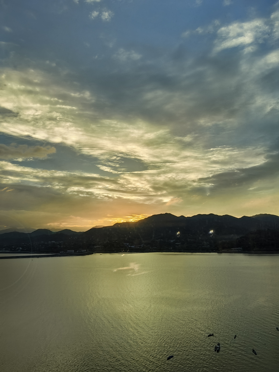 钱塘江畔 文/黎德祥  杜苏芮气尽 霞光映钱杭 凭栏远望塔 云低燕纷飞