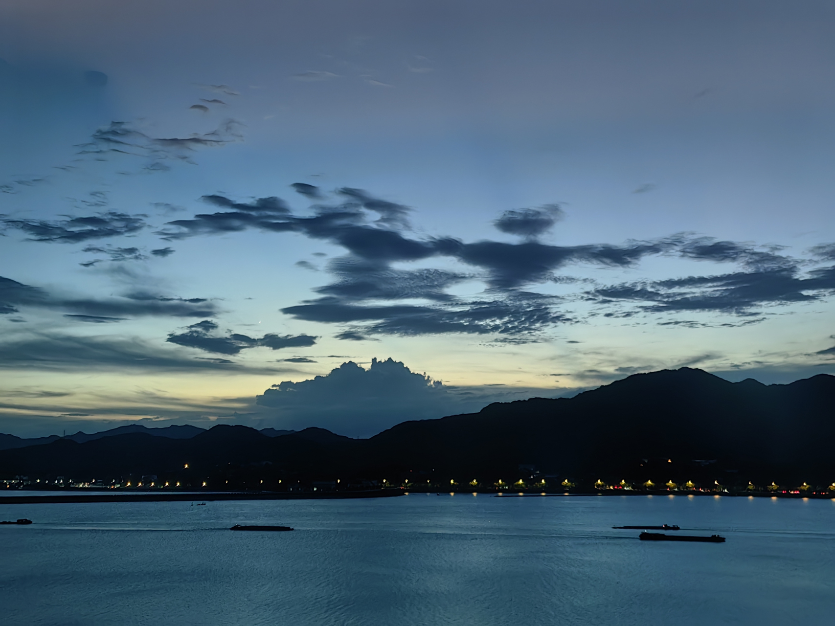 钱塘江畔 文/黎德祥  杜苏芮气尽 霞光映钱杭 凭栏远望塔 云低燕纷飞