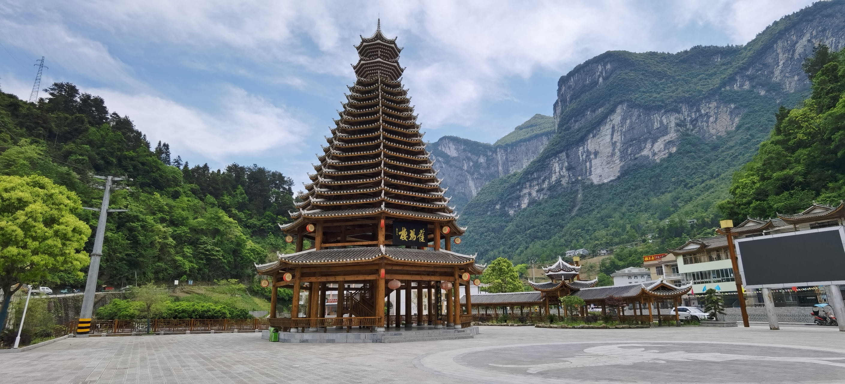 小诗一首,庆祝恩施土家族苗族自治州建州四十周年[鲜花][鲜花][庆祝]