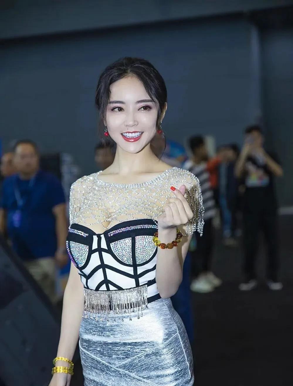 潘春春,36d 火辣身段,身材hot到得遮一下,连女粉丝都忍不住哇塞:这