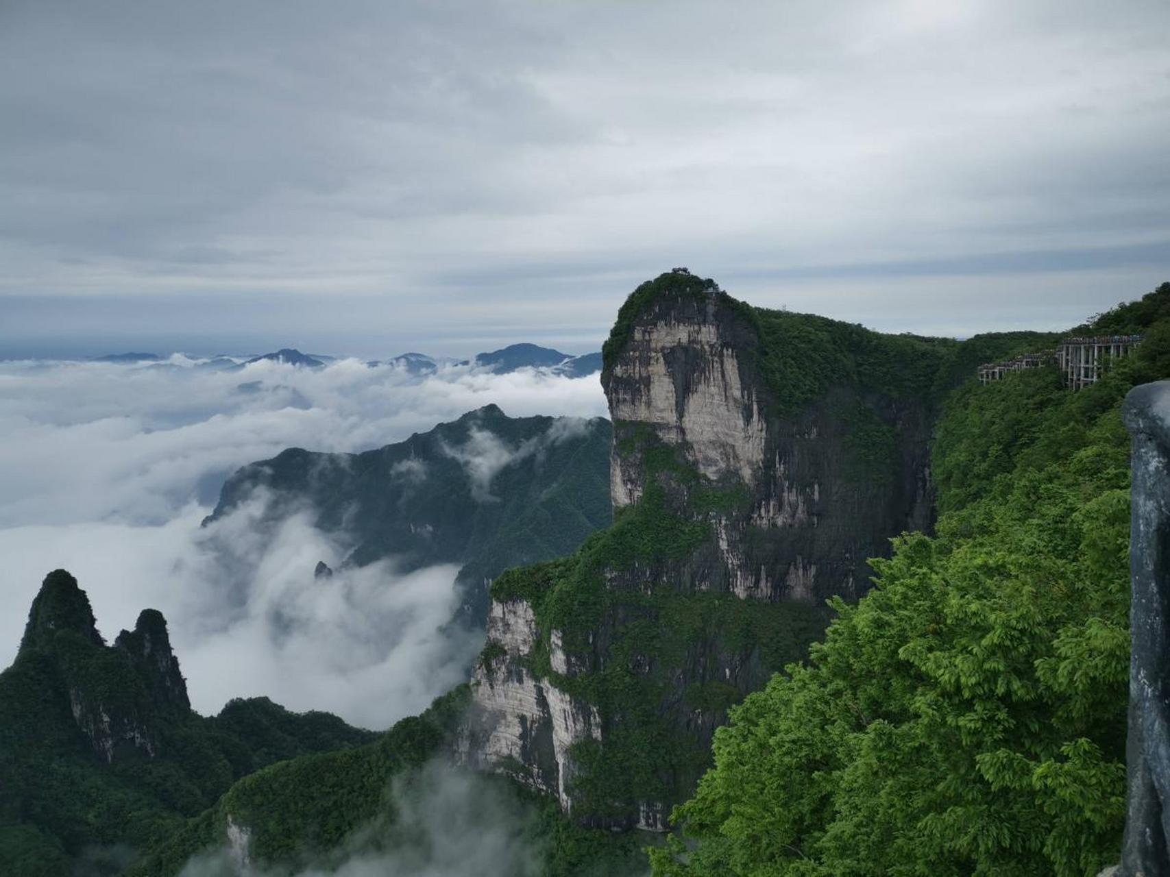 高耸入云的山图片图片