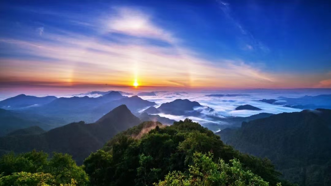 当晨曦微露,霞光初现,山峰与云海共舞,如诗如画.