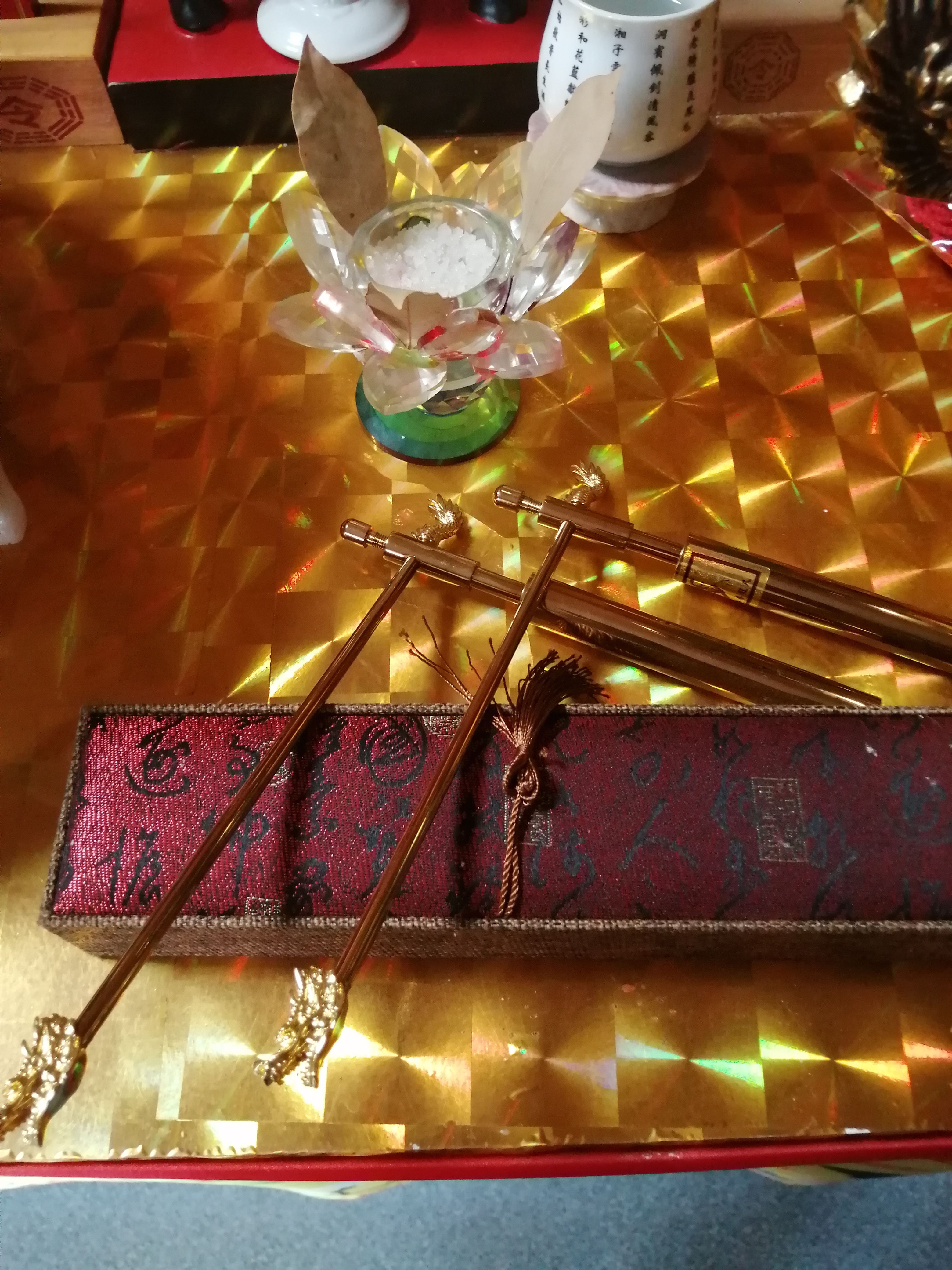 68寻龙尺,又称地灵尺,寻龙棒或龙针,是一种被68风水师用来寻找