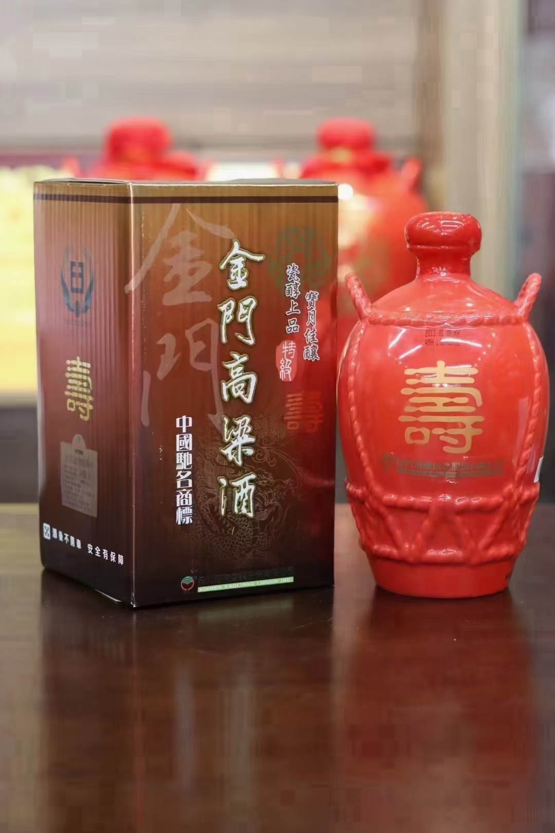 金门高粱酒一公升 以上好瓷坛装盛,不仅古朴典雅,对酒液更有出色的催