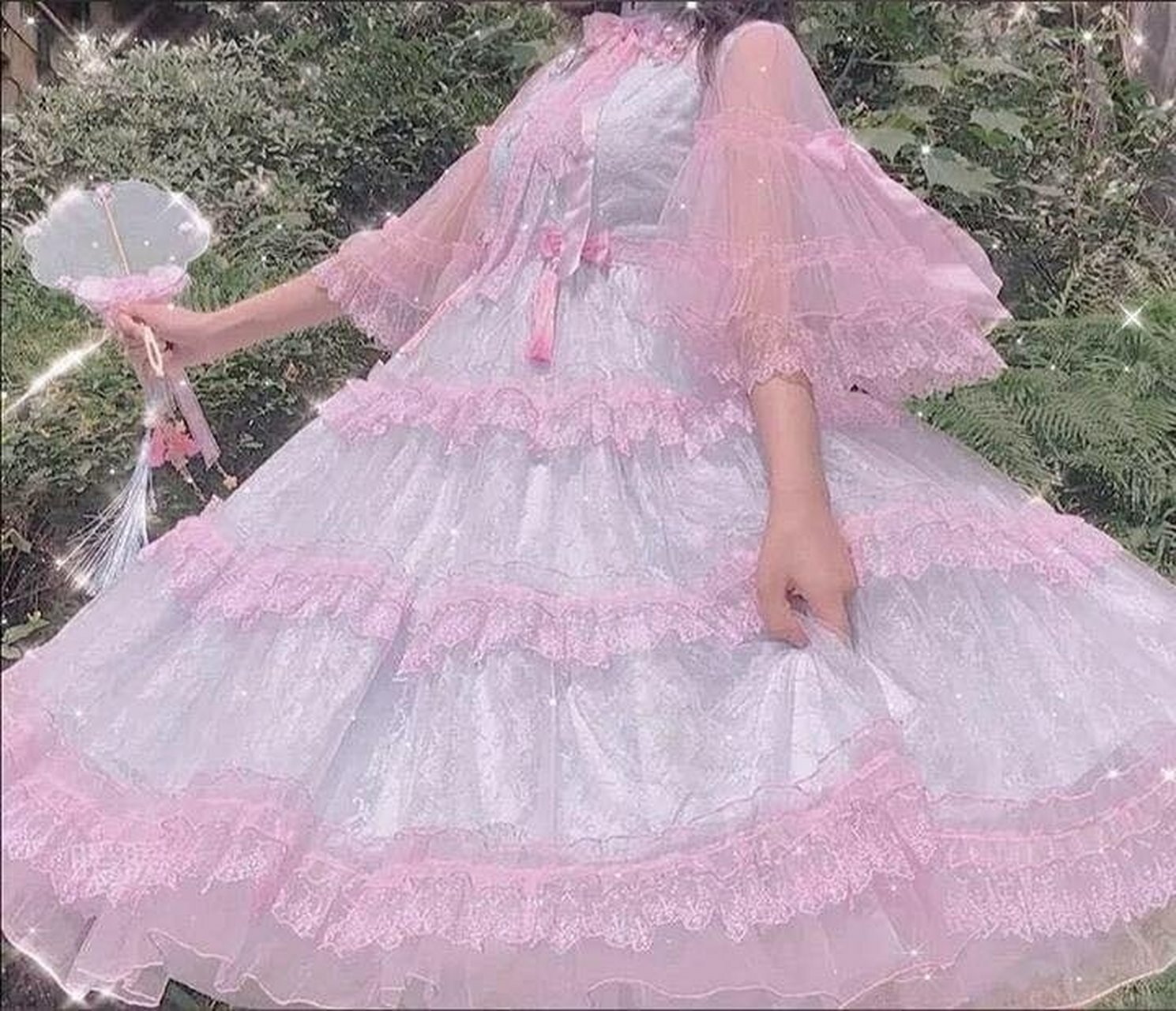 官宣闺蜜@鹿曦在人间贩卖星河 ,她需要涨粉.