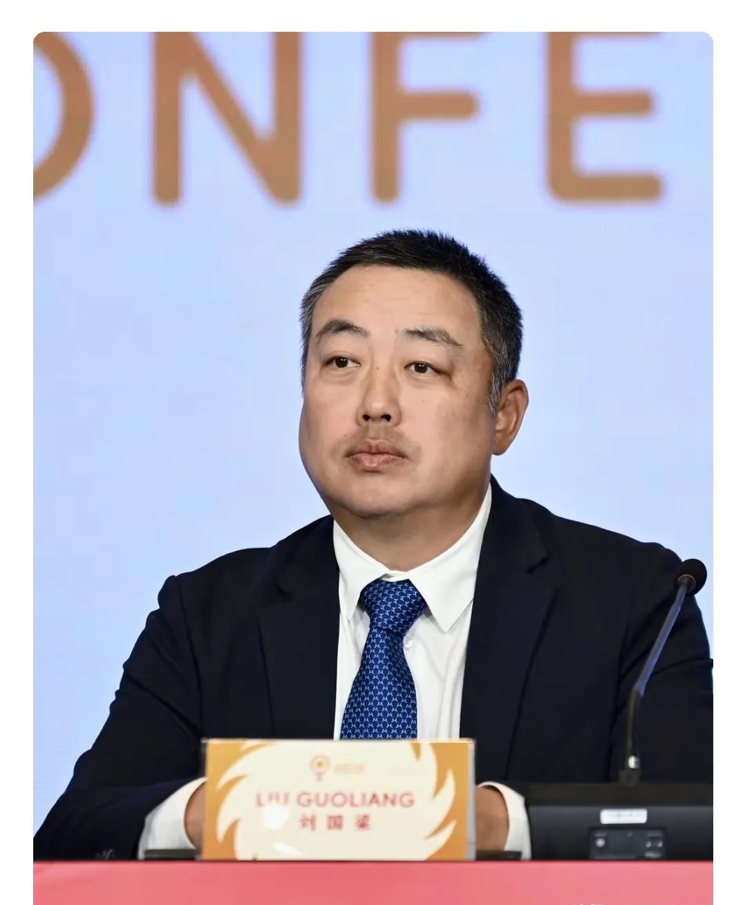 正好赶上中国乒乓球队总结开会,紧锣密鼓地备战世锦赛,顺便派了一帮小