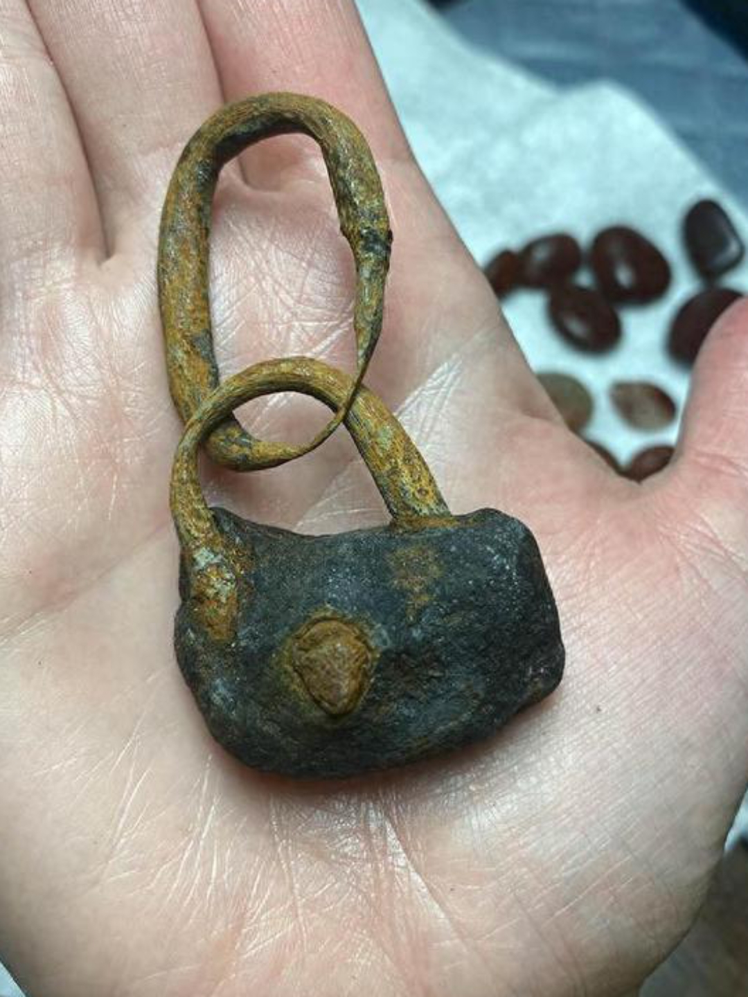 沙滩上,发现这样一把扭曲形状的老锁,那被扭曲的模样就像是在无声地