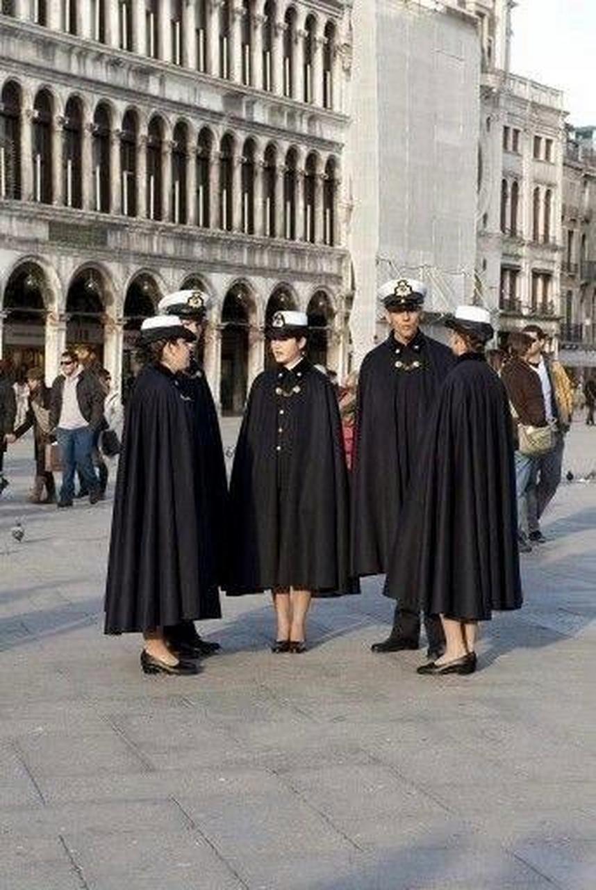 这是意大利海军学院校服.呃.委员长曾经也是这身装束.