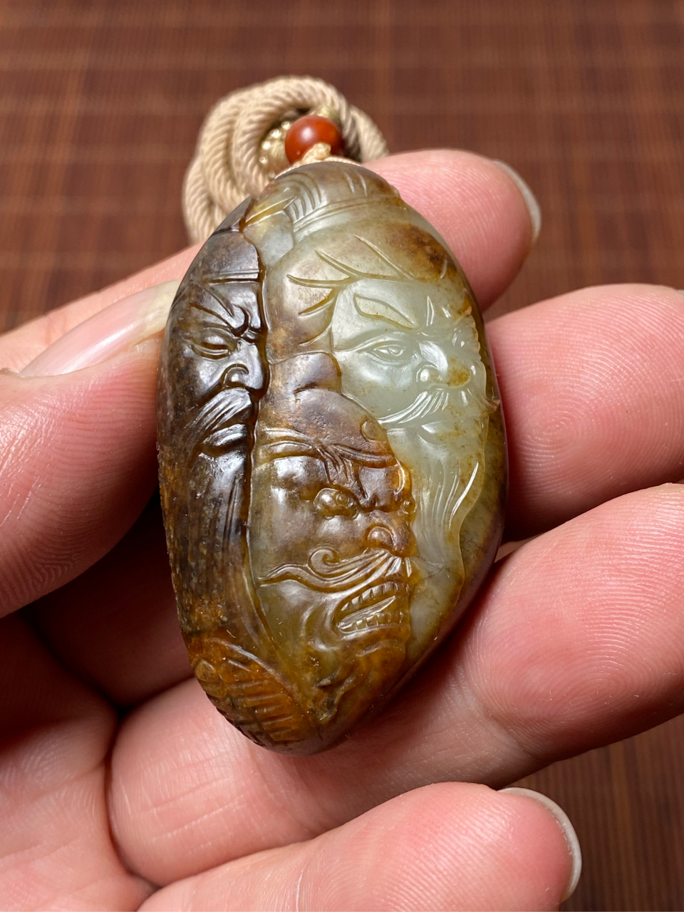 籽石源 新疆和田玉籽料独籽秋梨皮三色巧雕义薄云天刘关张吊坠#新疆