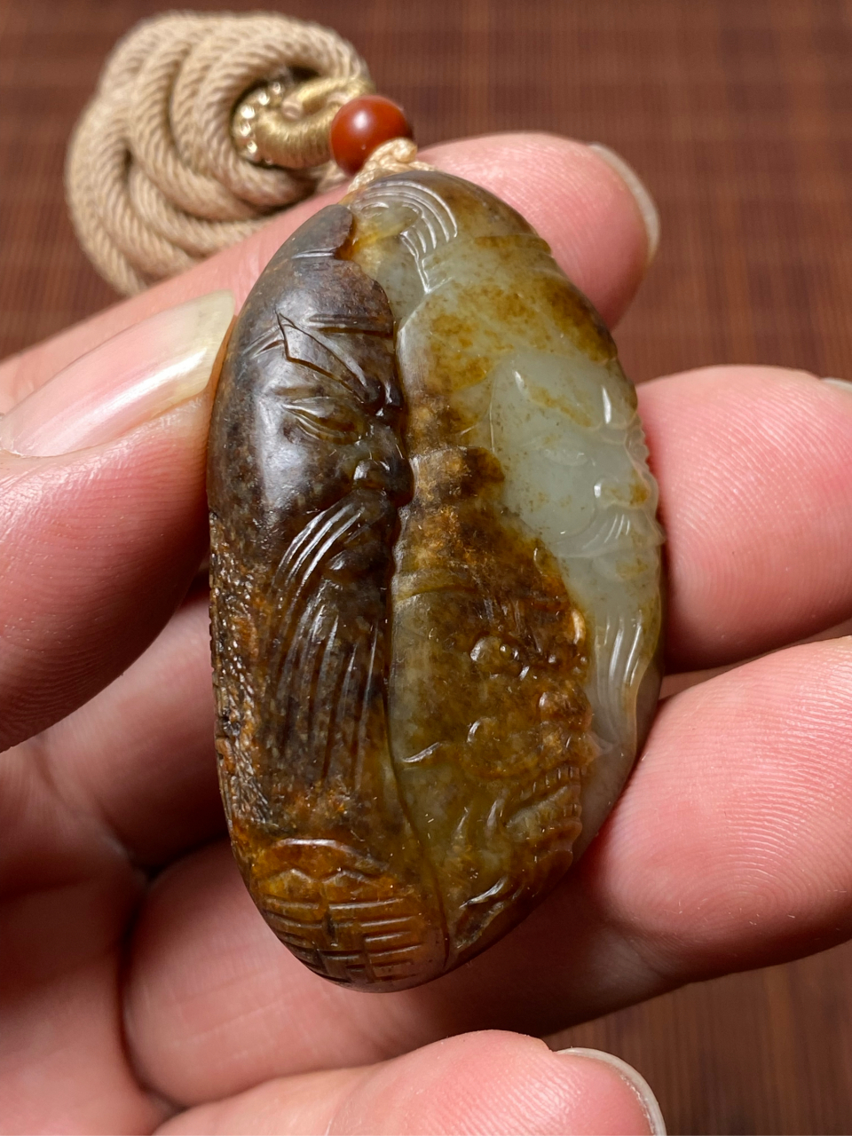 籽石源 新疆和田玉籽料独籽秋梨皮三色巧雕义薄云天刘关张吊坠#新疆