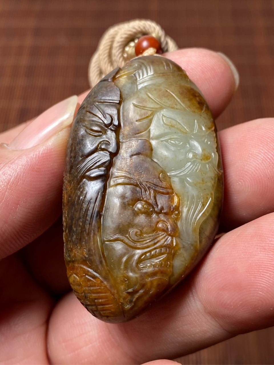 籽石源 新疆和田玉籽料独籽秋梨皮三色巧雕义薄云天刘关张吊坠#新疆