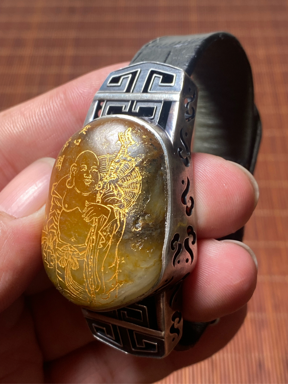 新疆和田玉籽料独籽阴雕描金弥勒佛镶嵌925银手牌#和田玉籽料# #和田