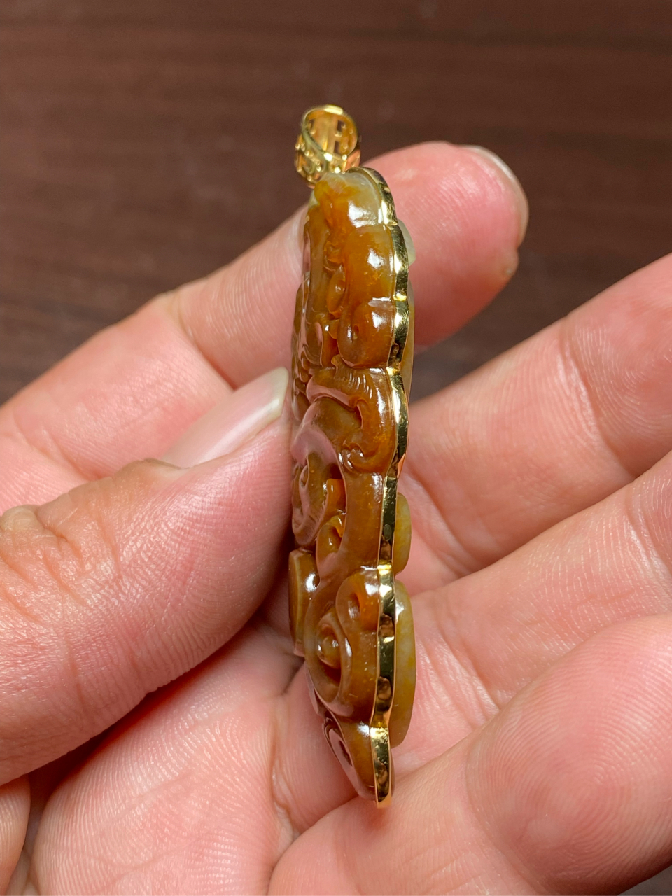 籽玉红沁仿古赤龙鸡心佩镶嵌18k金吊坠