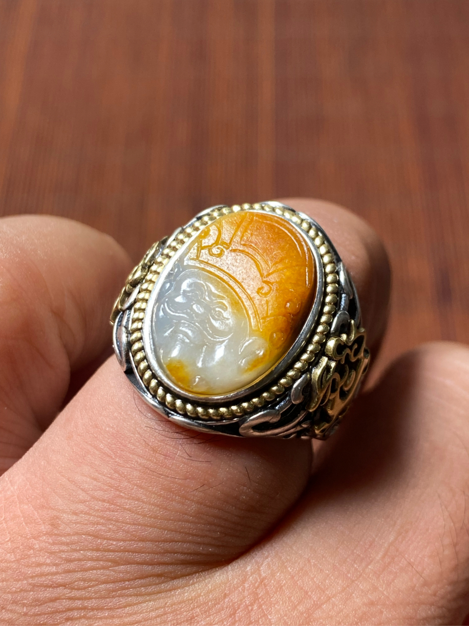 籽石源 新疆和田玉籽料黄沁皮财神爷包银戒指 籽玉黄沁天地皮财神镶嵌