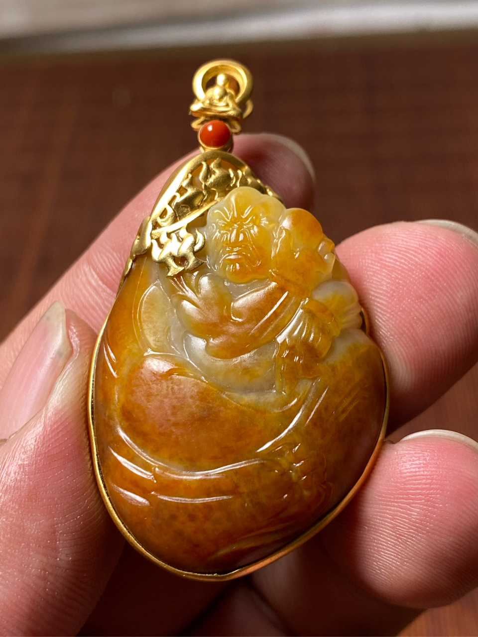 独籽红沁皮巧雕降龙罗汉镶嵌18k金吊坠#新疆和田玉籽料# #和田玉籽料