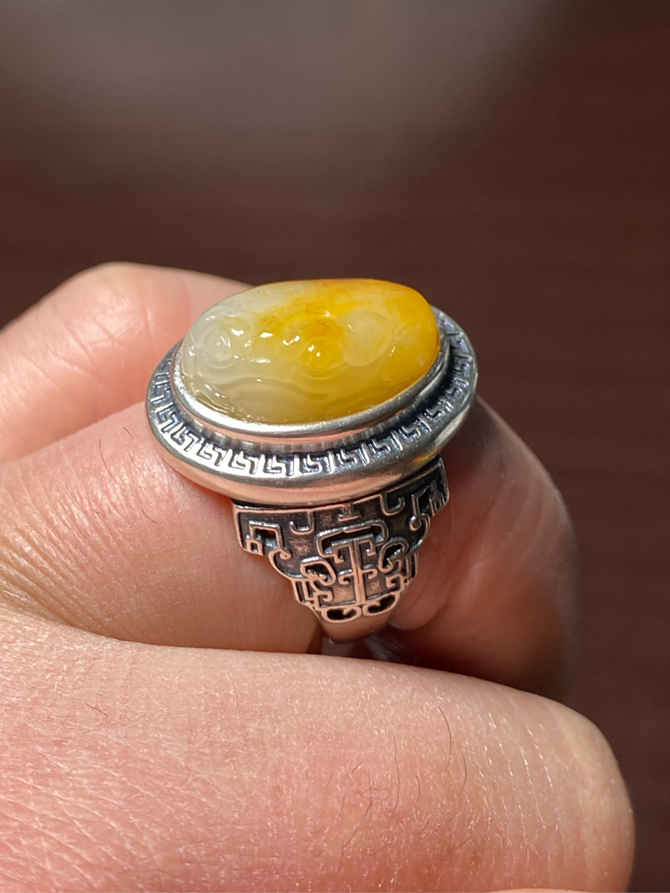 新疆和田玉籽料黄沁皮金蟾包银戒指 籽玉巧雕三脚蟾蜍镶嵌925银戒指