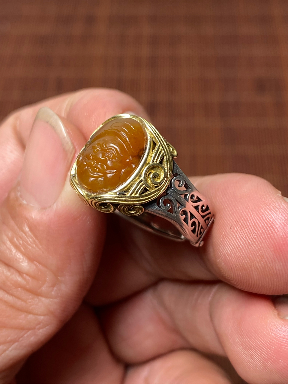 新疆和田玉籽料黄沁财神镶嵌925银戒指#新疆和田玉籽料# #和田玉籽料
