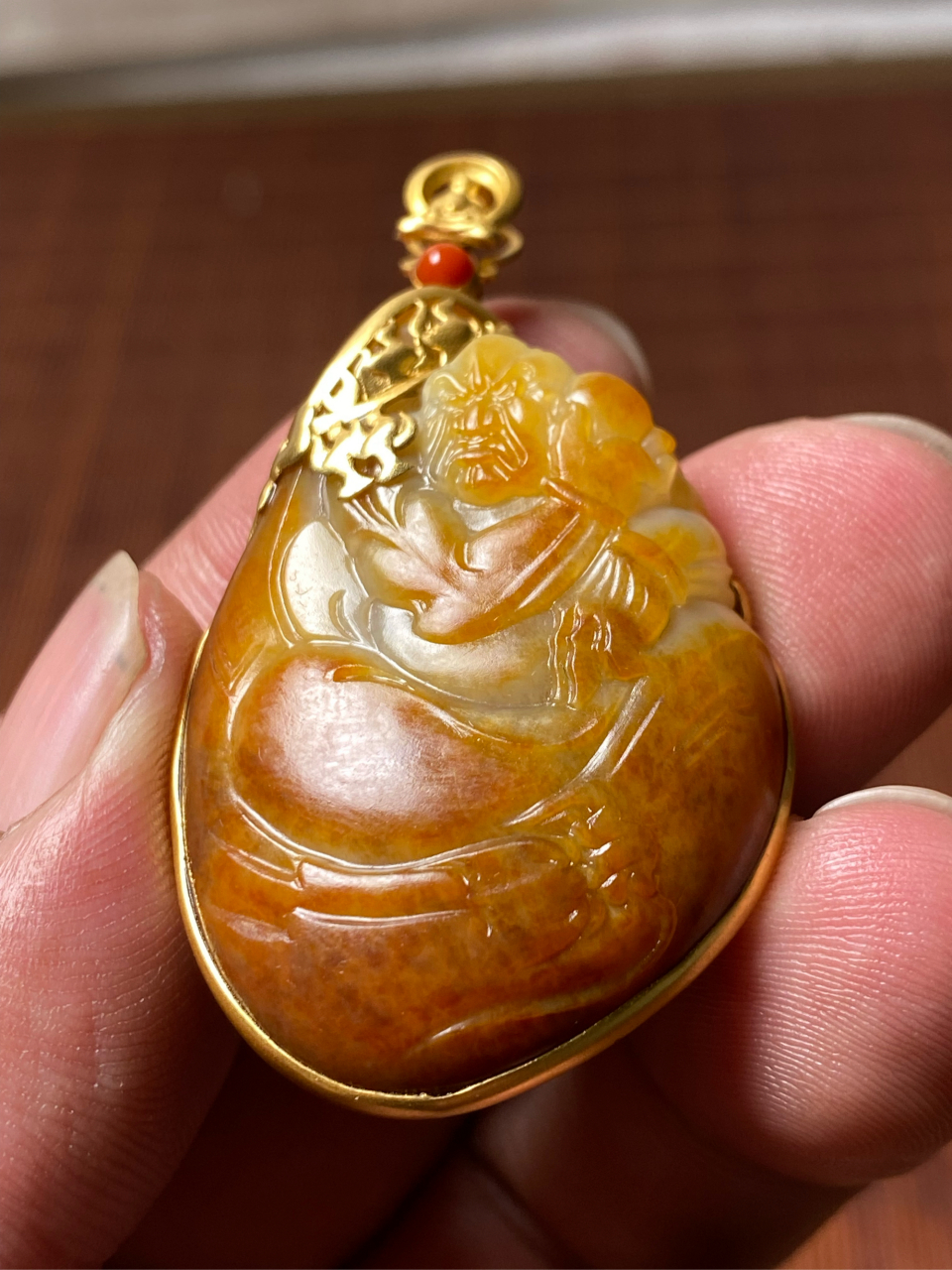 罗汉包金挂件 独籽红沁皮巧雕降龙罗汉镶嵌18k金吊坠#新疆和田玉籽料