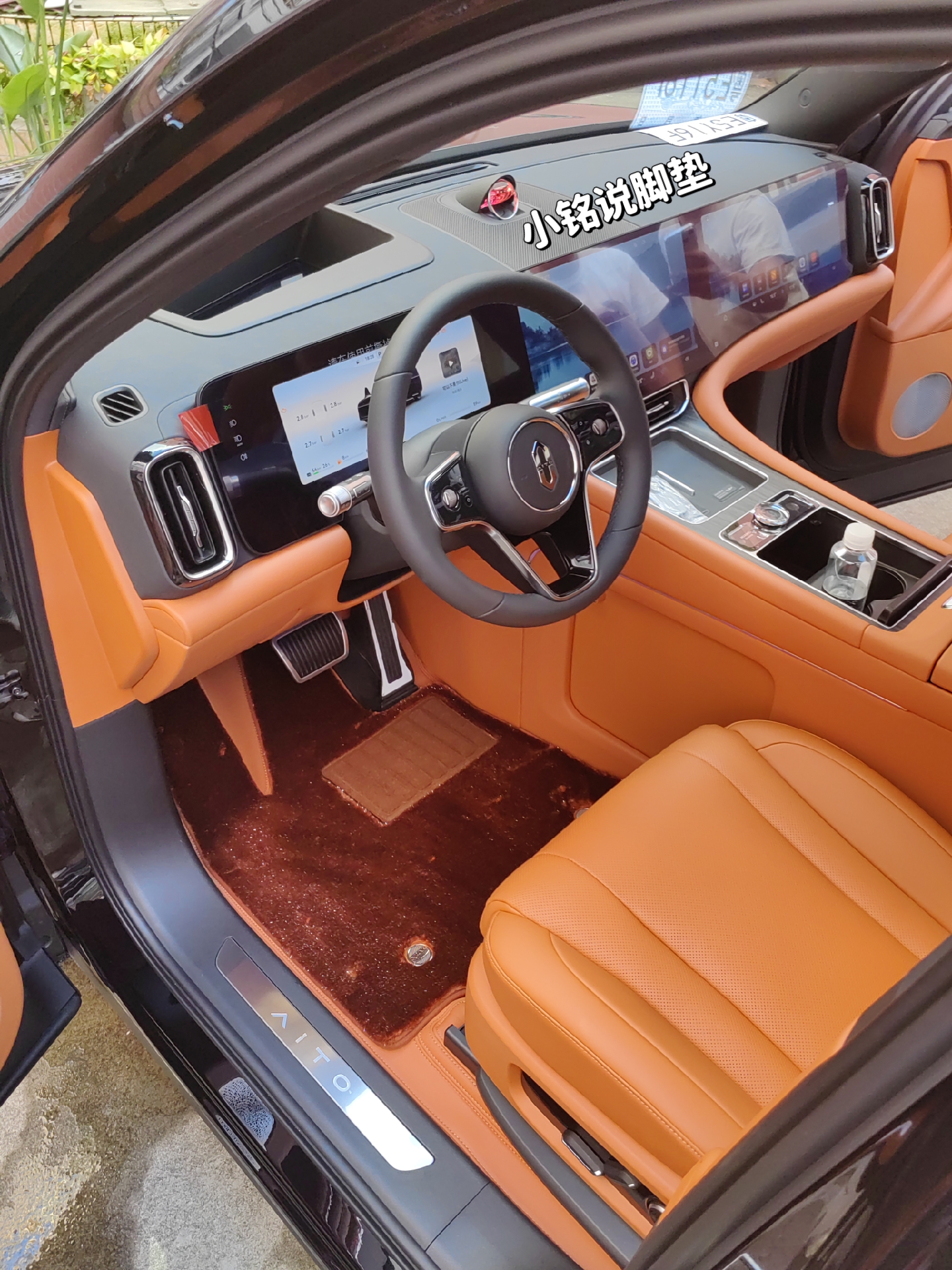 问界m9 赤茶橘内饰  搭配上软包脚垫一体感很棒很服帖原车  免拆座椅