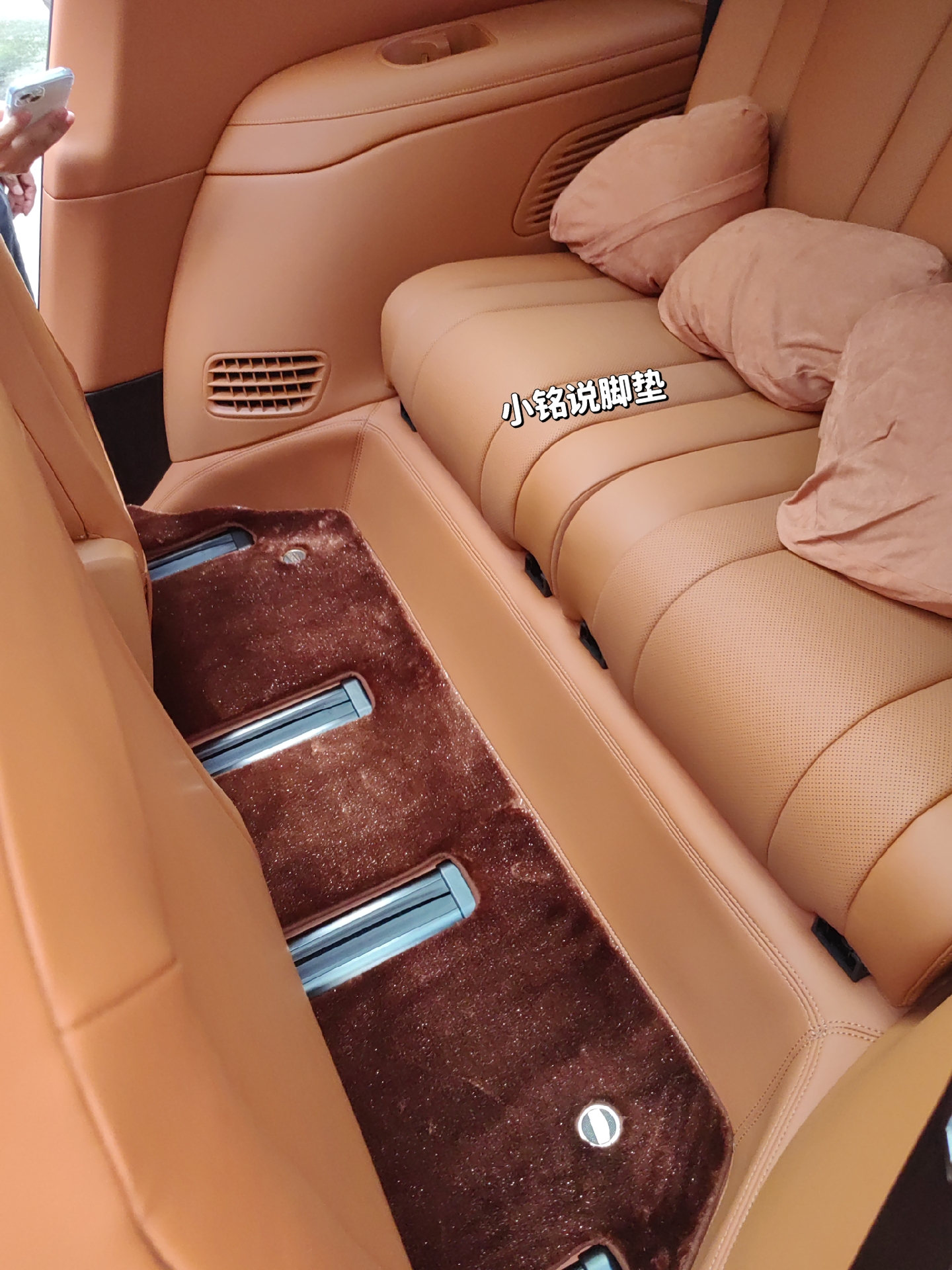 问界m9 赤茶橘内饰  搭配上软包脚垫一体感很棒很服帖原车  免拆座椅