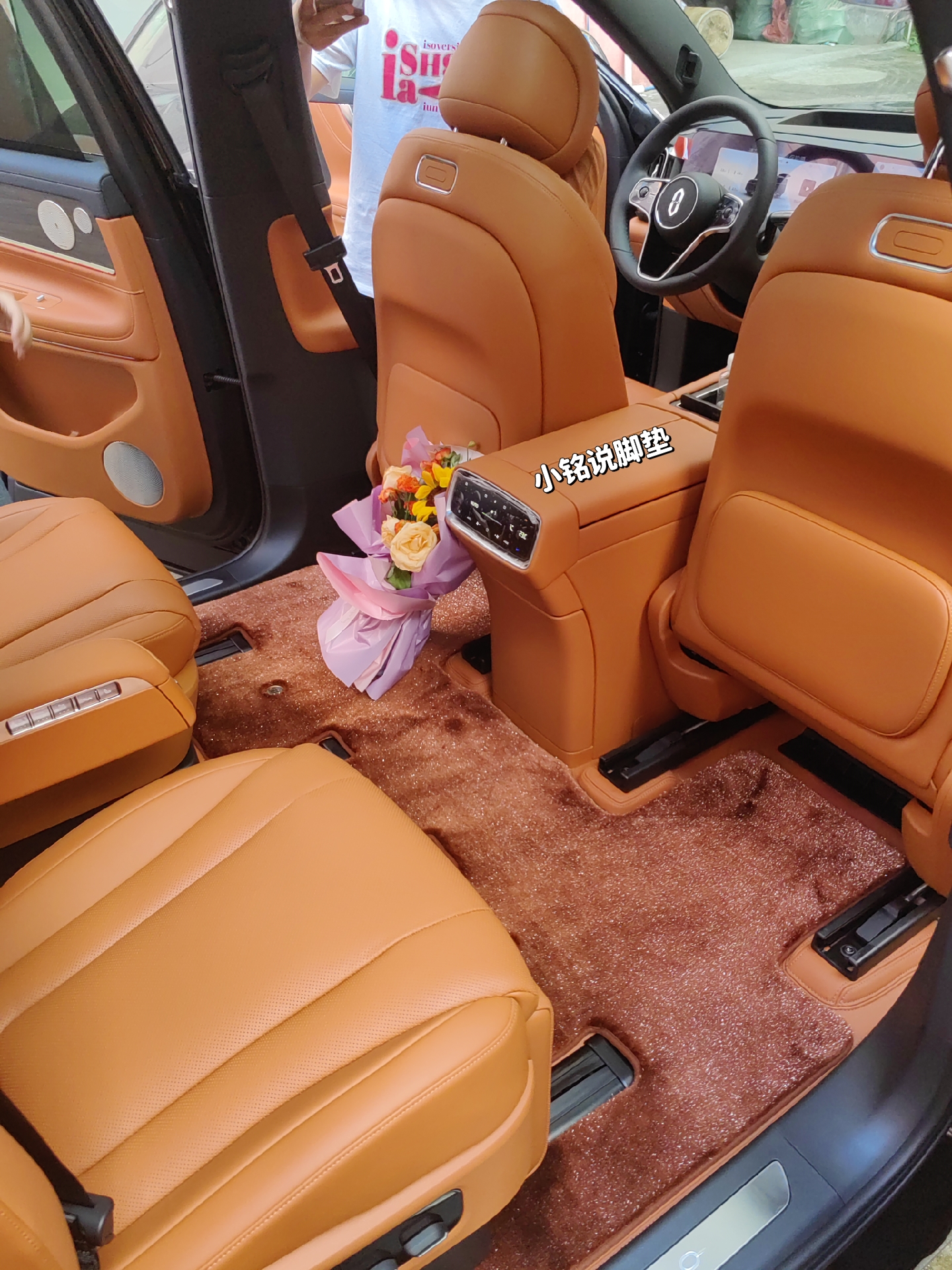 问界m9 赤茶橘内饰  搭配上软包脚垫一体感很棒很服帖原车  免拆座椅