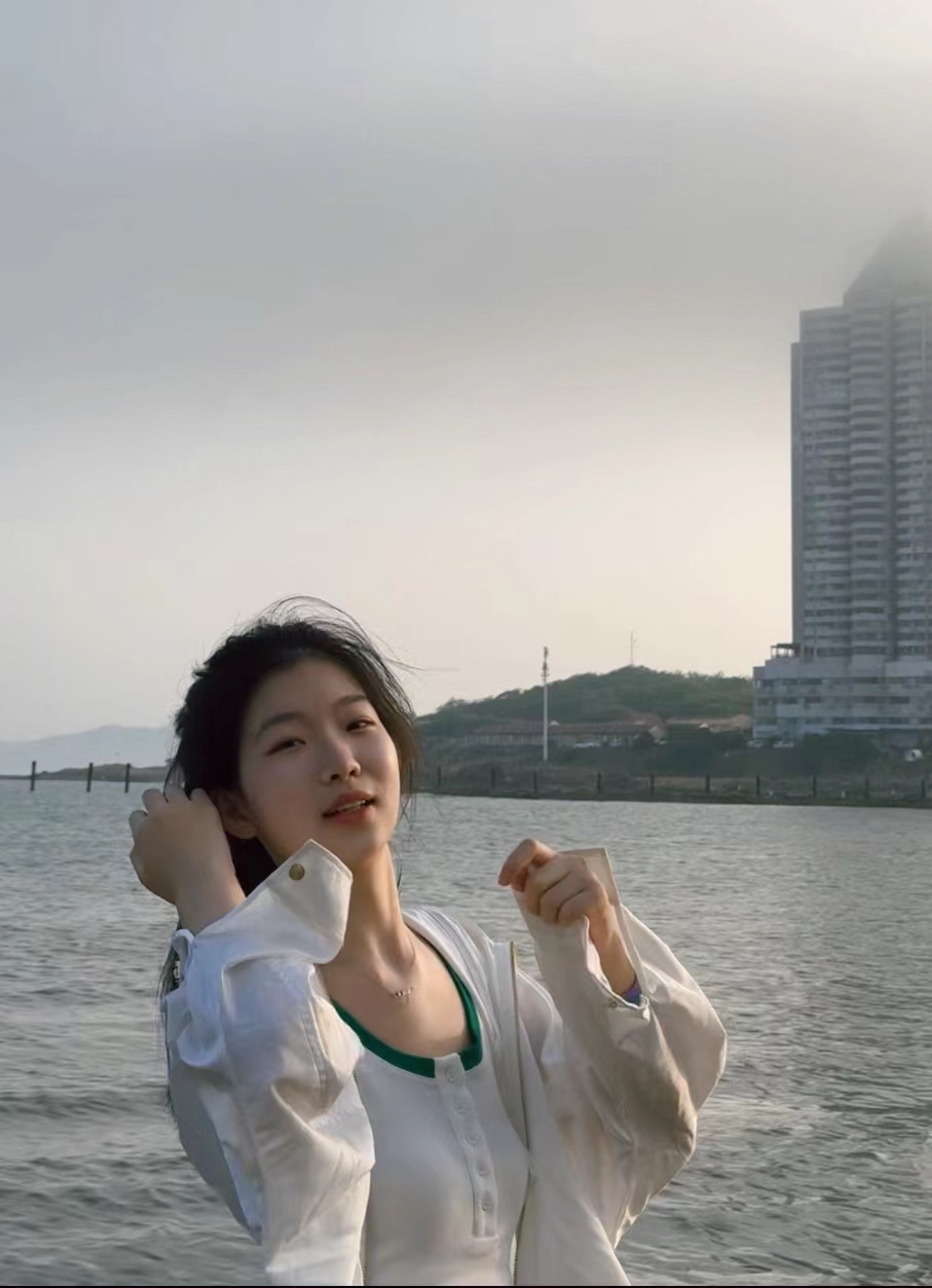 美丽的18岁处女罗艺晗私照#美女评选组