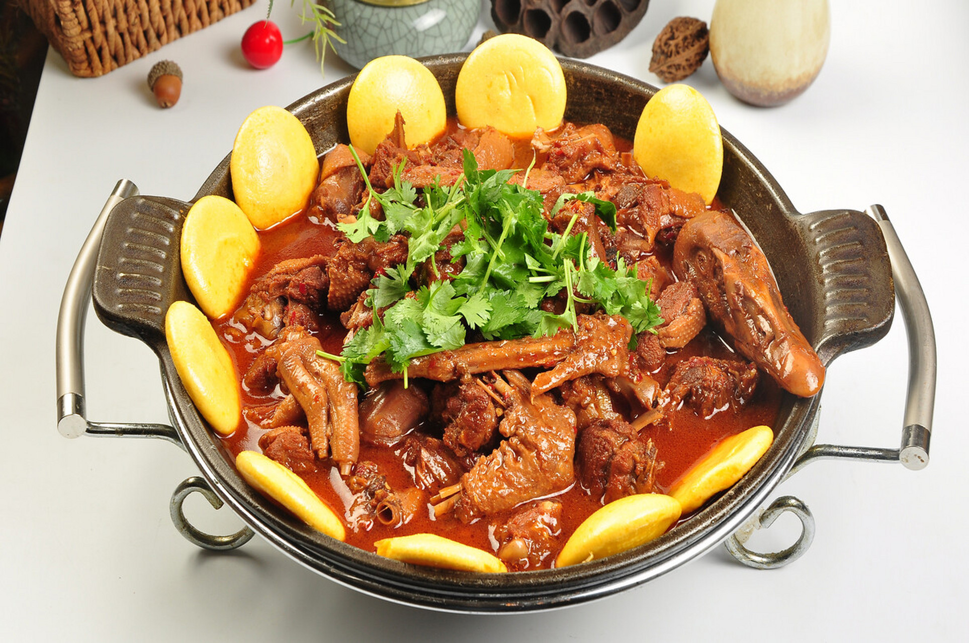 我有个同学家里是养土鸡土鸭土鹅的,看他朋友圈发的煮熟的地锅鸡,地锅