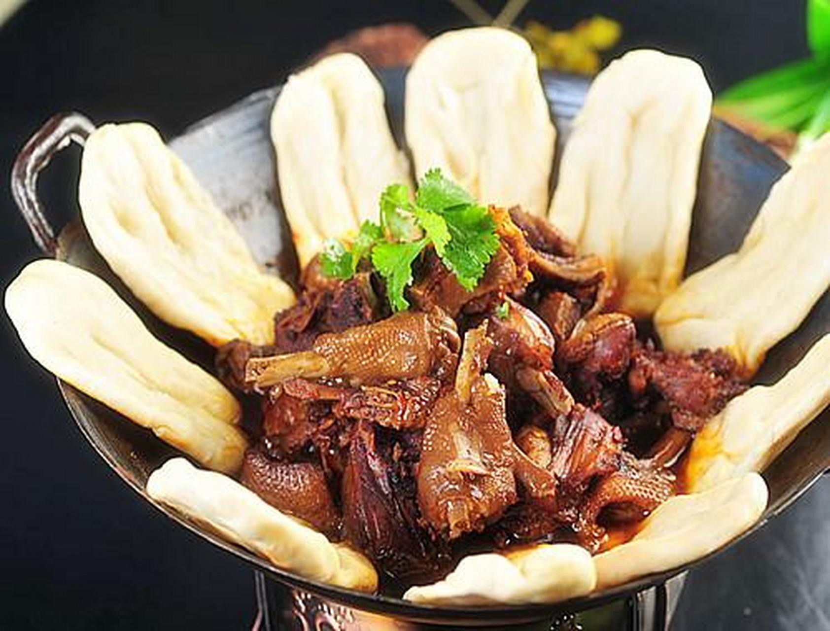 我有个同学家里是养土鸡土鸭土鹅的,看他朋友圈发的煮熟的地锅鸡,地锅