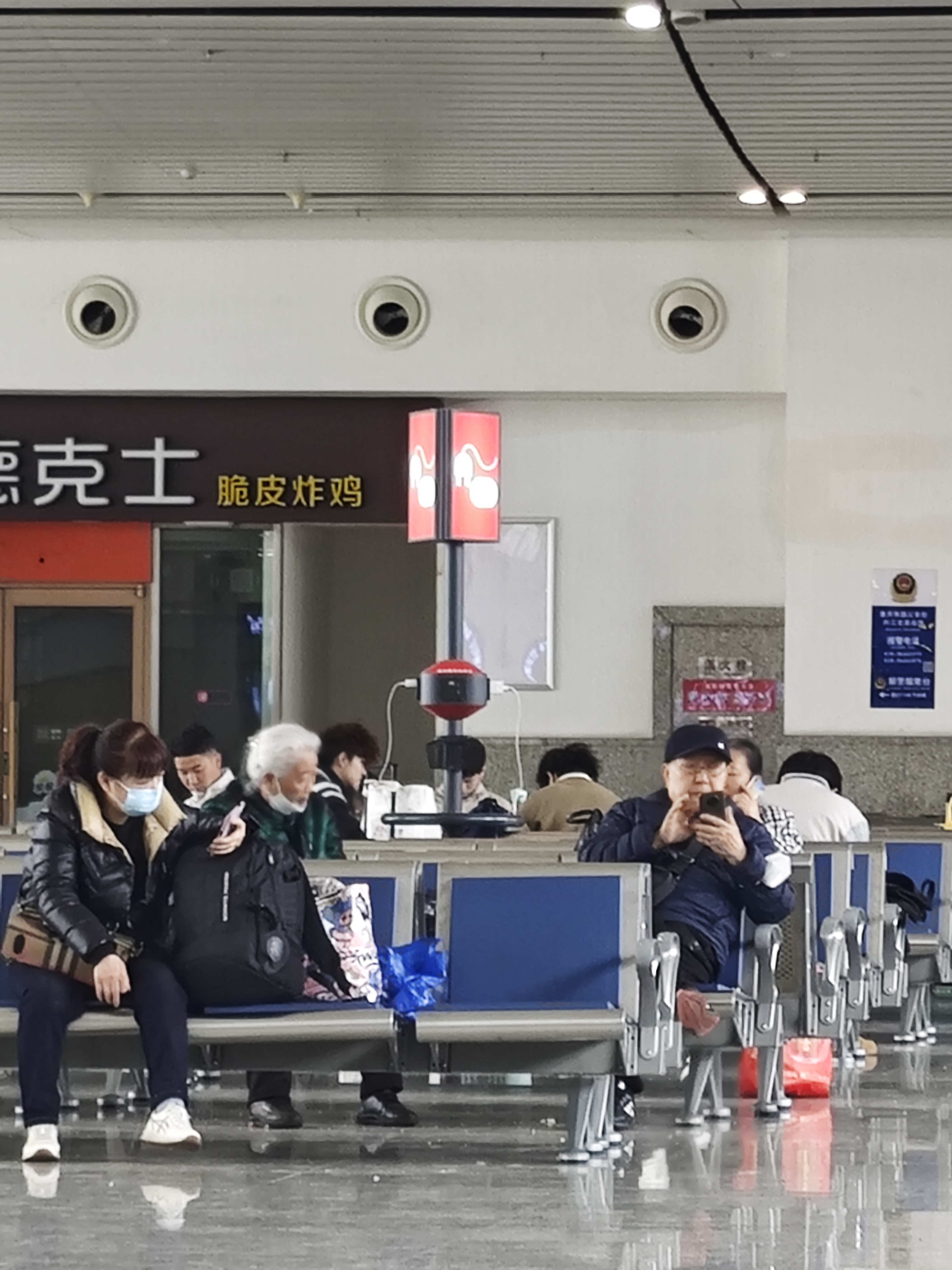 内江北站,温馨的充电港湾  走进内江北站,你会被这里的人性化设计所