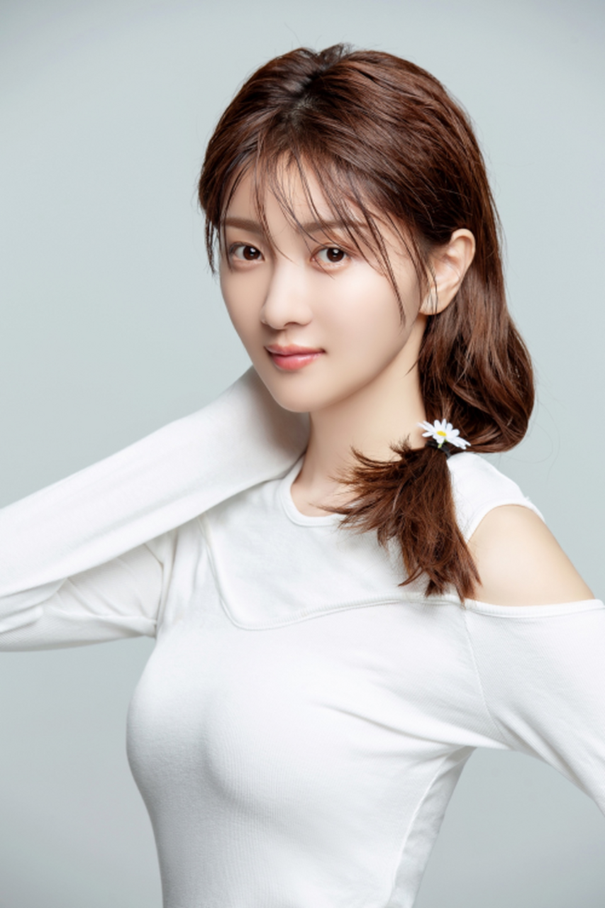 刘美琪  北京电影学院 1996年1月1日[1]出生于吉林省,中国内地影视女