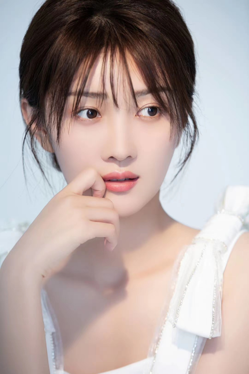 刘美琪  北京电影学院 1996年1月1日[1]出生于吉林省,中国内地影视女