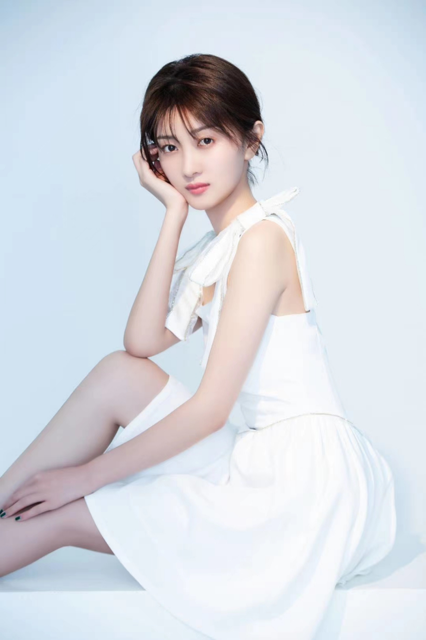 刘美琪  北京电影学院 1996年1月1日[1]出生于吉林省,中国内地影视女