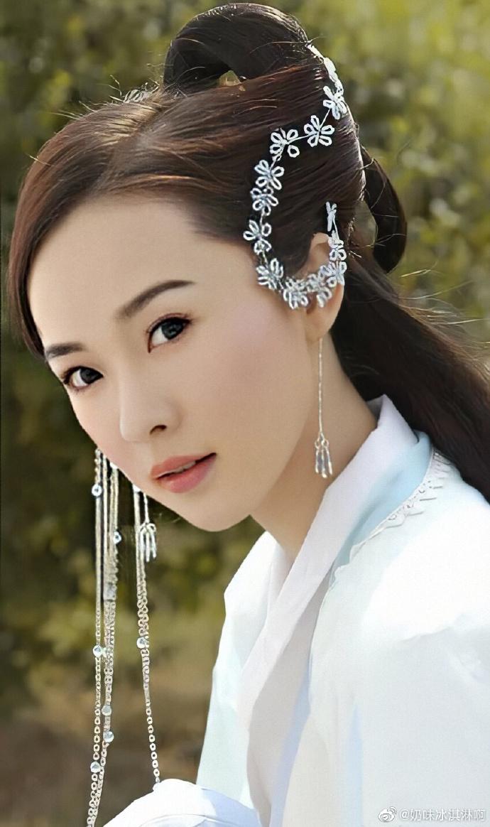 "霍思燕,清纯秀丽,皮肤吹弹可破,眉清目秀,美得像画中人呢"她是中国