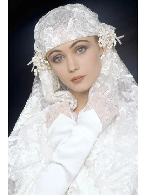 她的代表作:《不羁的美女》,《八美图》,《甘泉玛侬》 她的主要成就