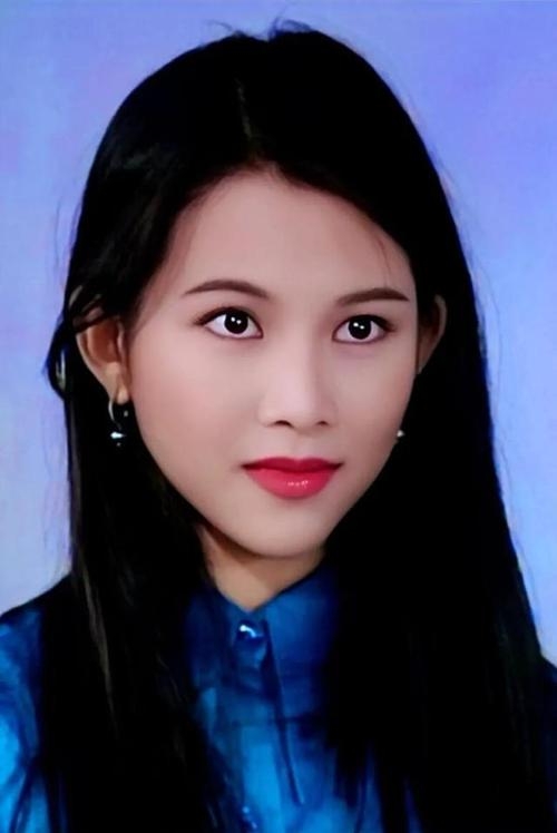 年轻时甜美动人,身材高挑挺拔,让人眼前一亮