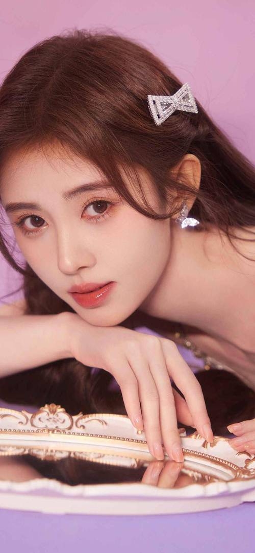 她是中国影视明星,歌星