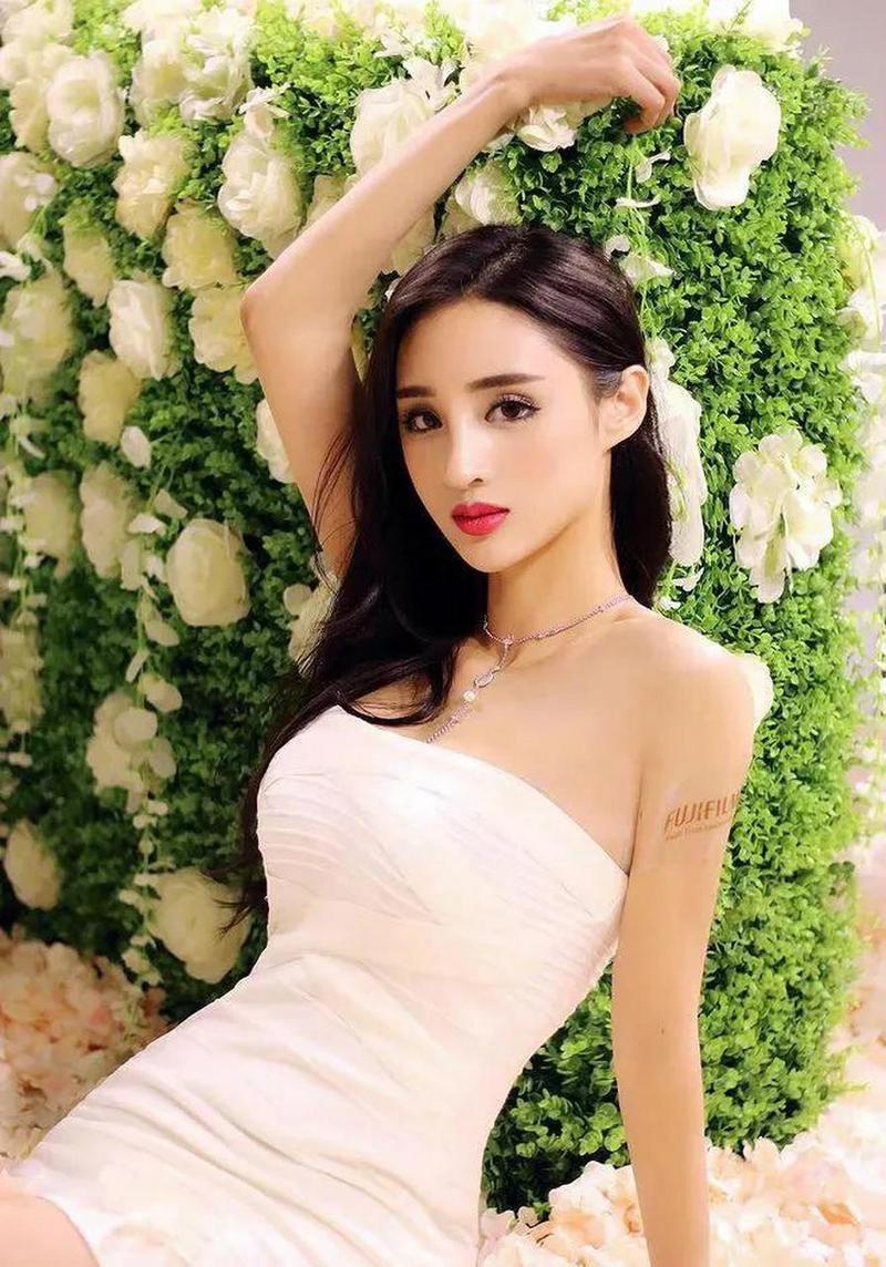 娇艳欲滴,体态婀娜,曲线优美,不愧为亚洲小姐