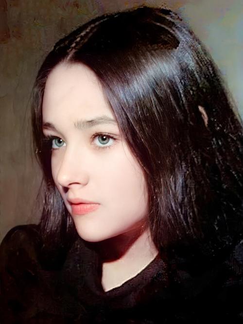 奥丽维娅·赫西(1951女4月17日—2024年12月27日)五官秀美,一双蓝眼睛