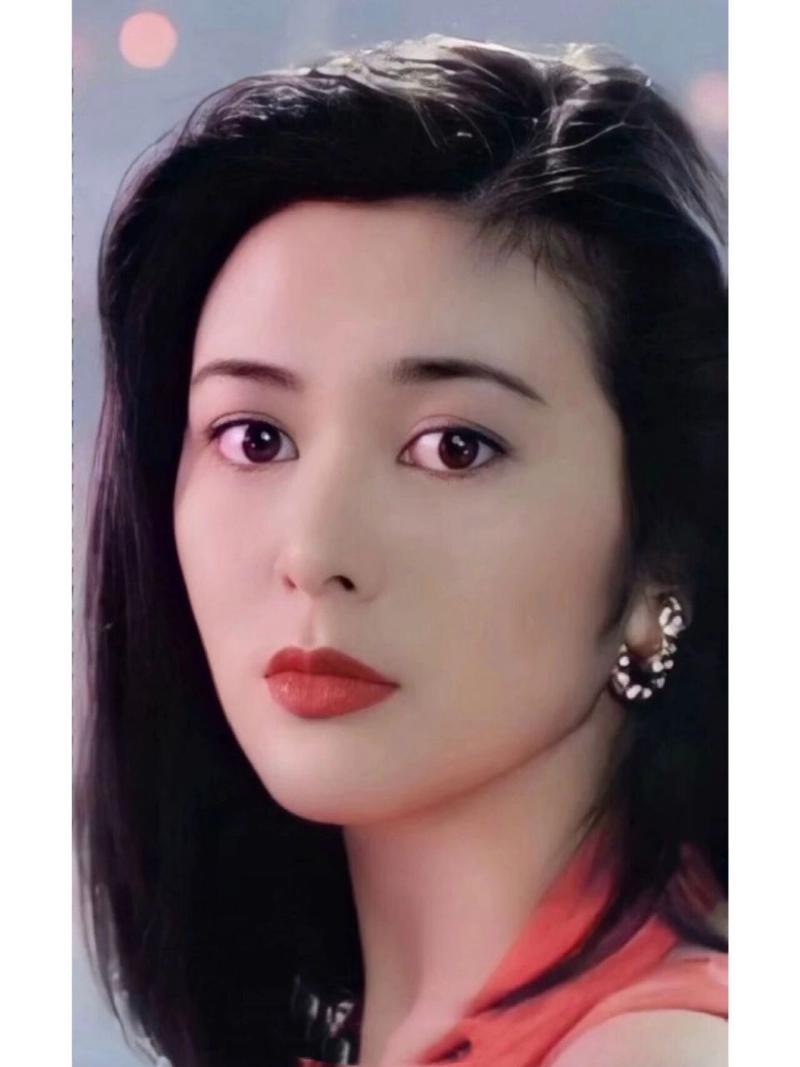 关之琳不愧为香港大美女, 她优雅迷人的姿态,迷倒众生,那双勾魂摄魄的