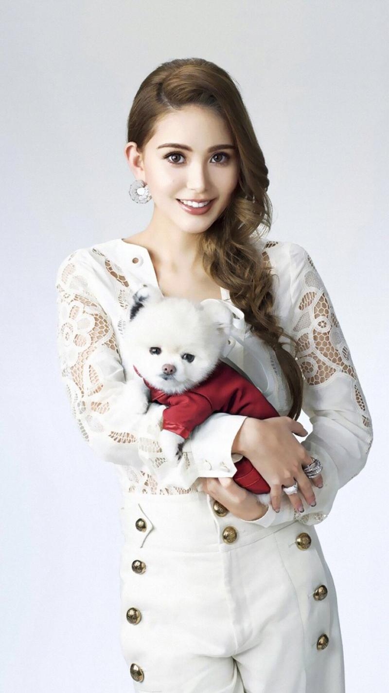 甜美幸福的笑容如沐春风,感染了许多人,她精致