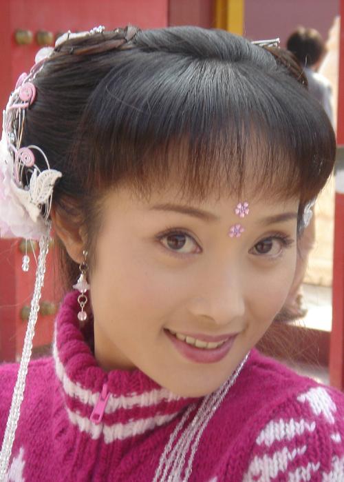 蒋林静眉清目秀,相貌甜美,身材苗条迷人