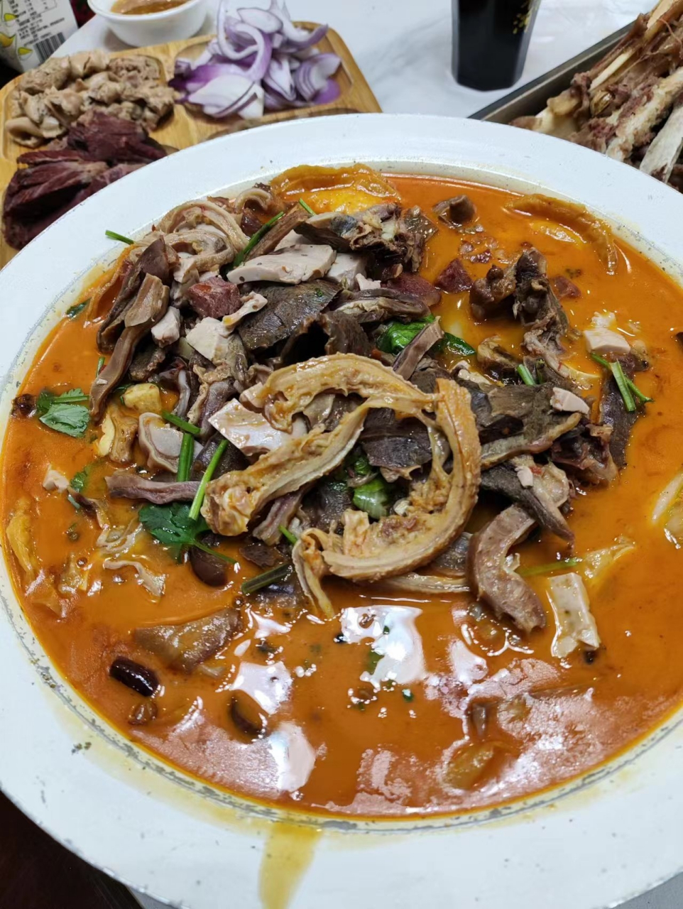 都说天上龙肉地下驴肉,这大冷天找到了一家驴肉店,整了一桌全驴宴,这