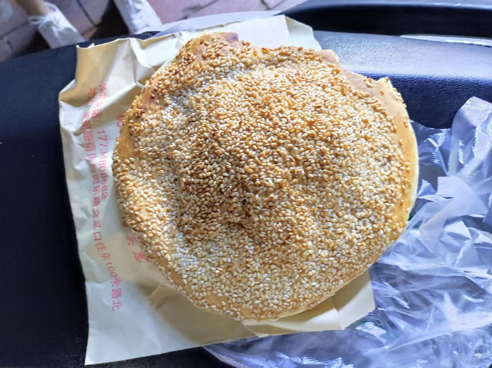 终于在郑州找到了一家我们民权北关的烧饼,这烧饼做的很正宗,一看就是